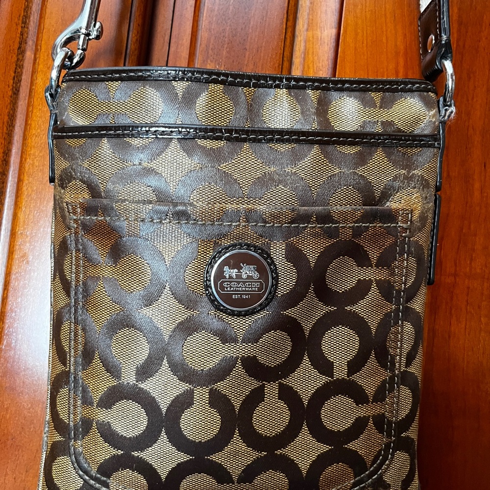 Coach Cross Body Bag Genuine
BROWN and Tan 7-1/2" x 8-1/2"